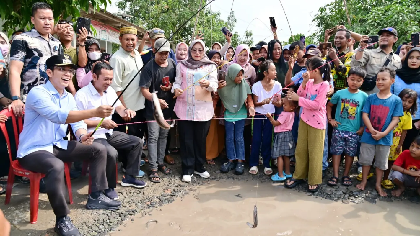 Ikut Mancing dan Bakar Lele di Lokasi Jalan Rusak, Bupati Egi Janji Perbaiki Tahun Ini