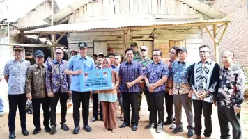 Bupati Egi Salurkan Bantuan RTLH kepada Warga Jati Agung