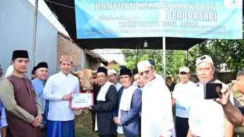 Bupati Egi Salurkan Bantuan Sapi Kurban dari Presiden