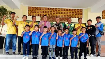 Bupati Pringsewu Lepas Kontingen SSB BMP Ikuti Kejurnas Sepakbola U-10