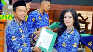 Bupati Pringsewu Riyanto Pamungkas Serahkan 97 Surat Keputusan CPNS