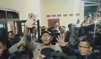 Massa Padati Rumah Kades, Polisi dan Brimob Evakuasi Dua Terduga Pelaku Curat di Natar