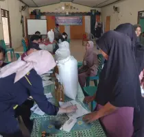 Salurkan Bantuan Pangan Pemerintah di Pekon Lugusari, 413 KPM Terima Beras dan Minyak Goreng